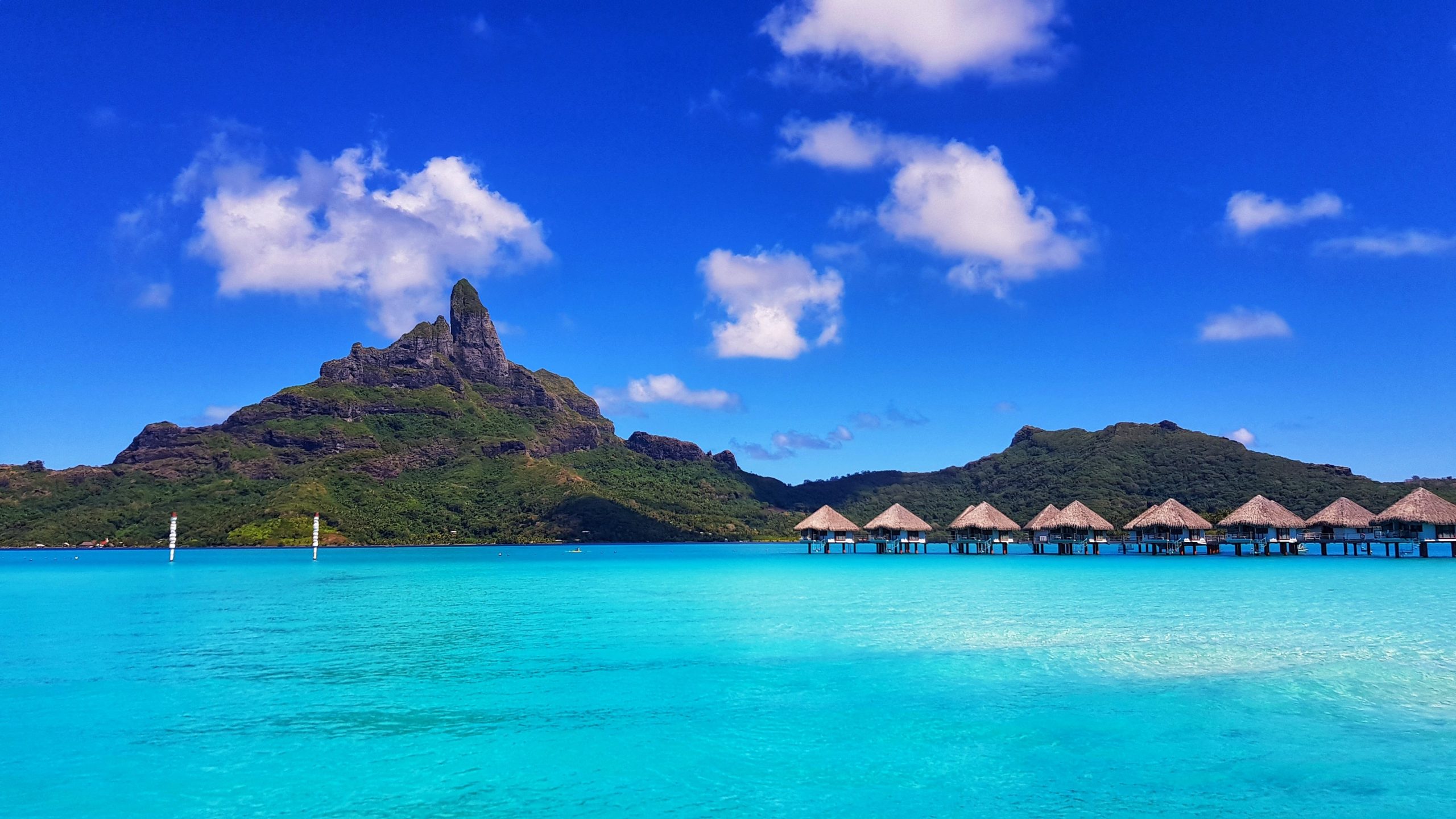 Bora Bora: St. Regis vs Four Seasons – A Luxurious Showdown