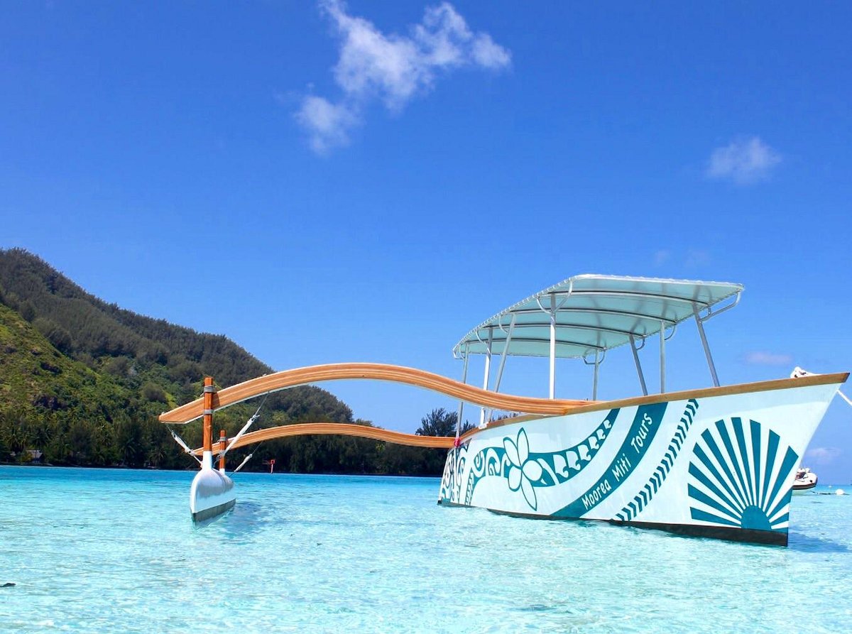 Image of a boat in the Pacific Islands